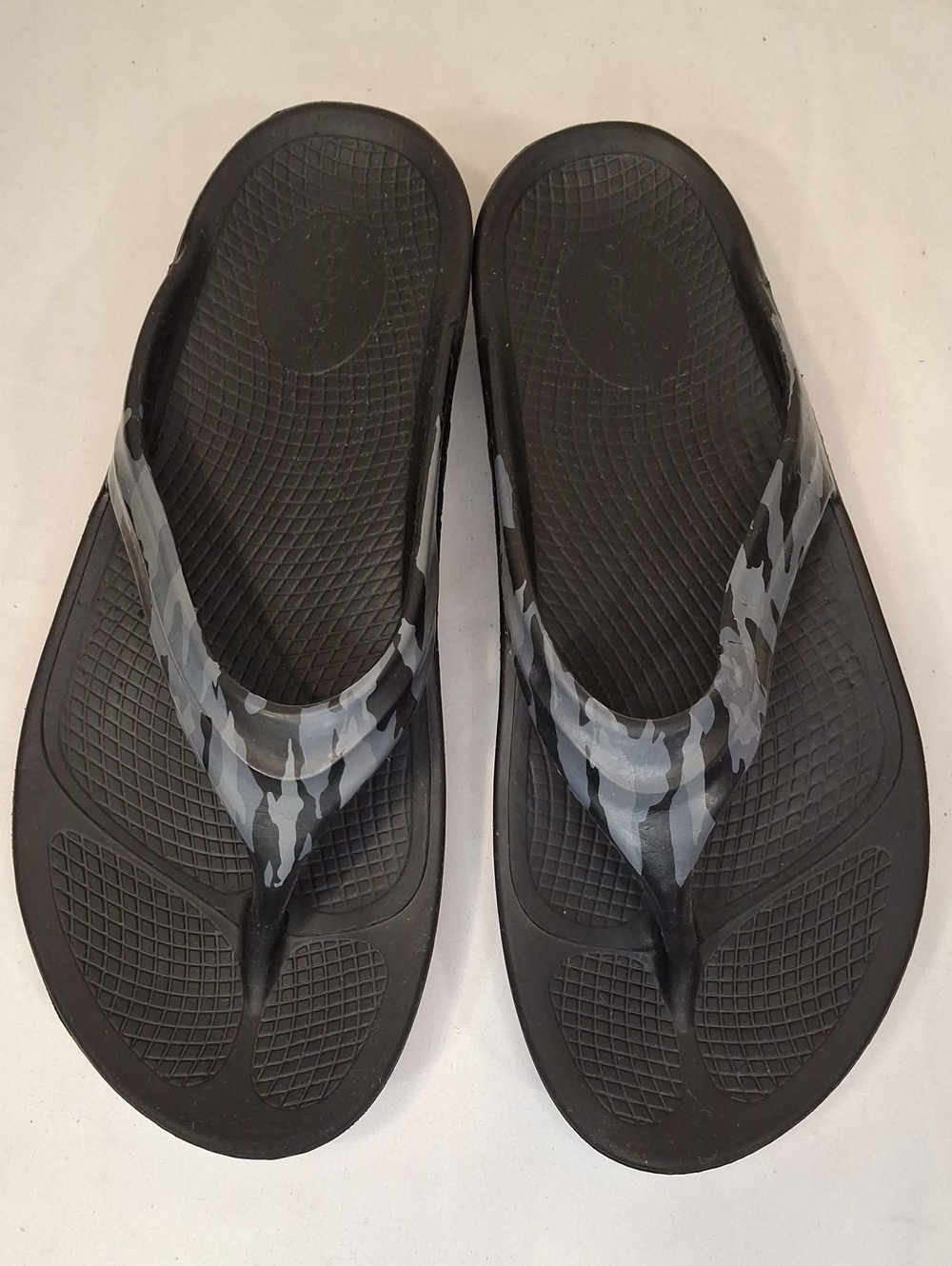 OOFOS Men's Black Thong Flip Flops with Gray Camo Straps. Lightly Worn.